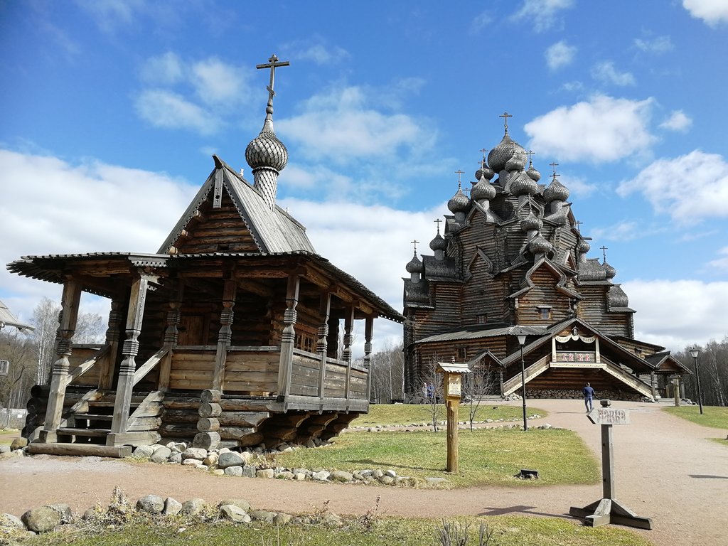 Деревянное зодчество карелии. Храм Покрова Пресвятой Богородицы Богословка. Усадьба Богословка в Ленинградской области. Церковь Покрова Пресвятой Богородицы в усадьбе Богословка. Храм деревянного зодчества СПБ.